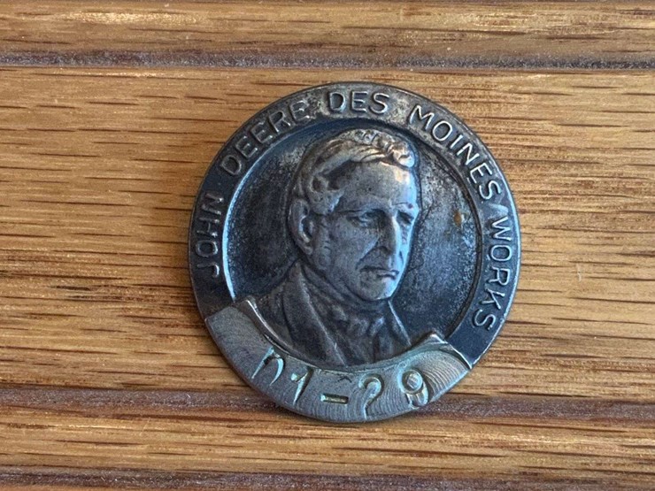 john-deere-des-moines-works-employee-badge-image-1