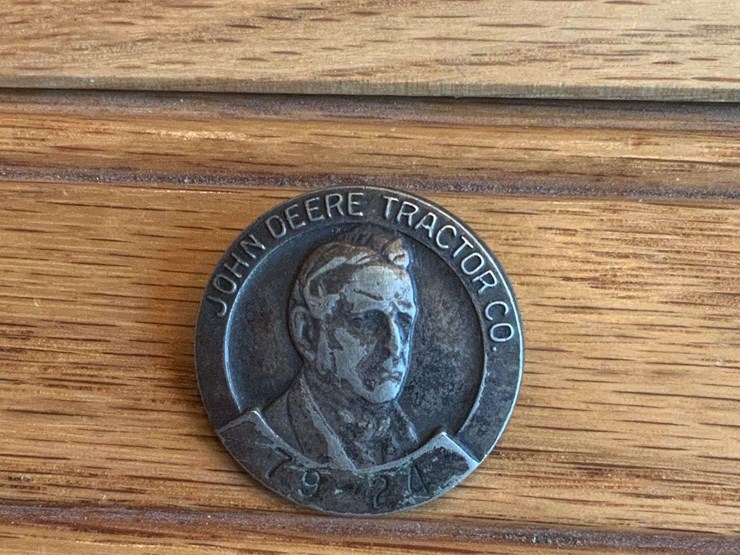 john-deere-tractor-co.-employee-badge-image-1