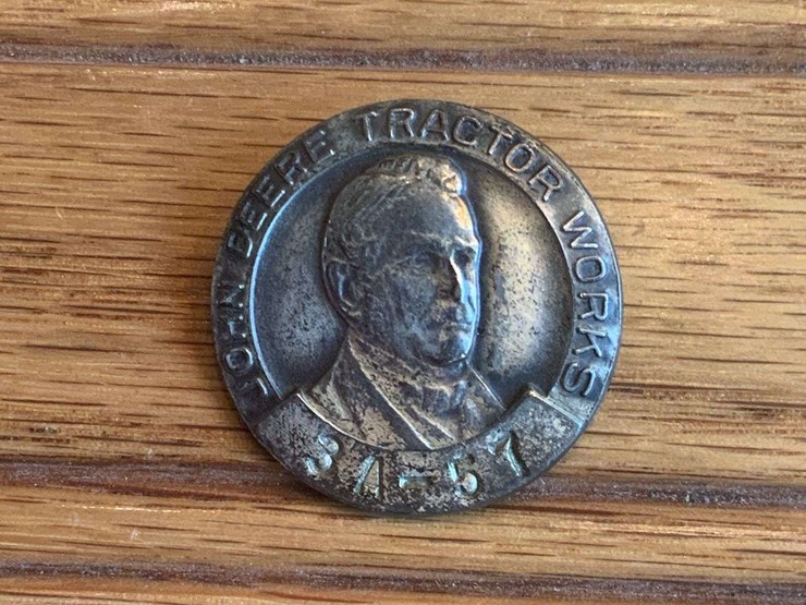 john-deere-tractor-works-employee-badge-image-1