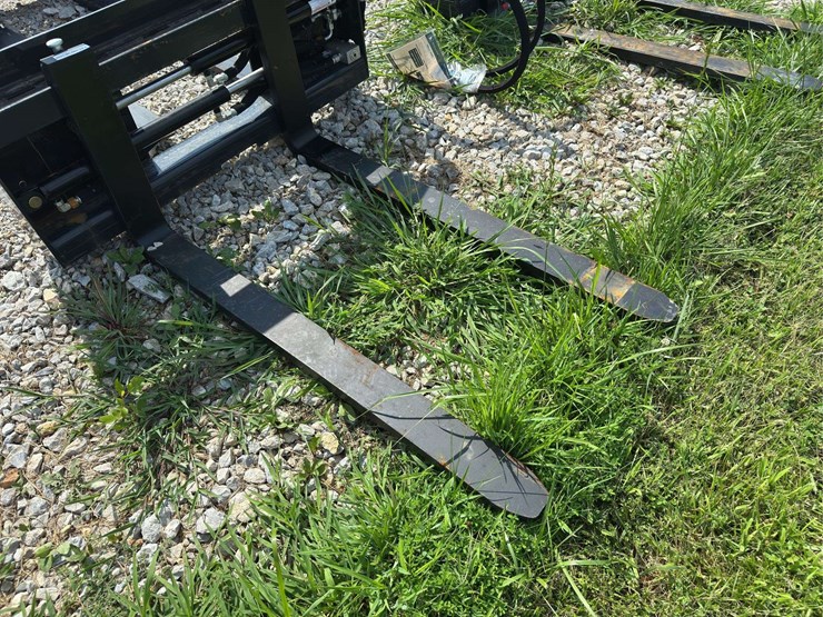 hydraulic-skid-steer-fork-attachment-image-3