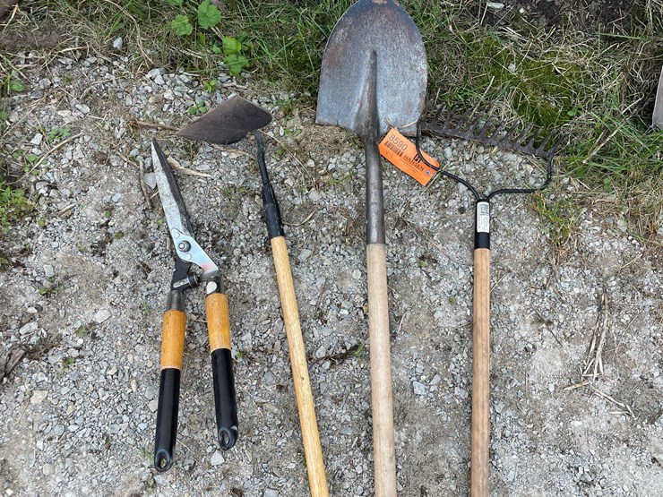 #8590-•-(4)-gardening-tools-image-1