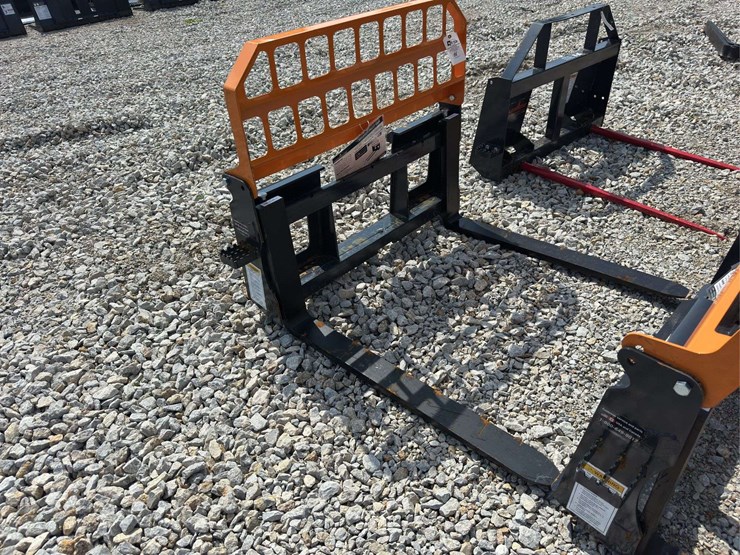 skid-steer-fork-attachment-image-1