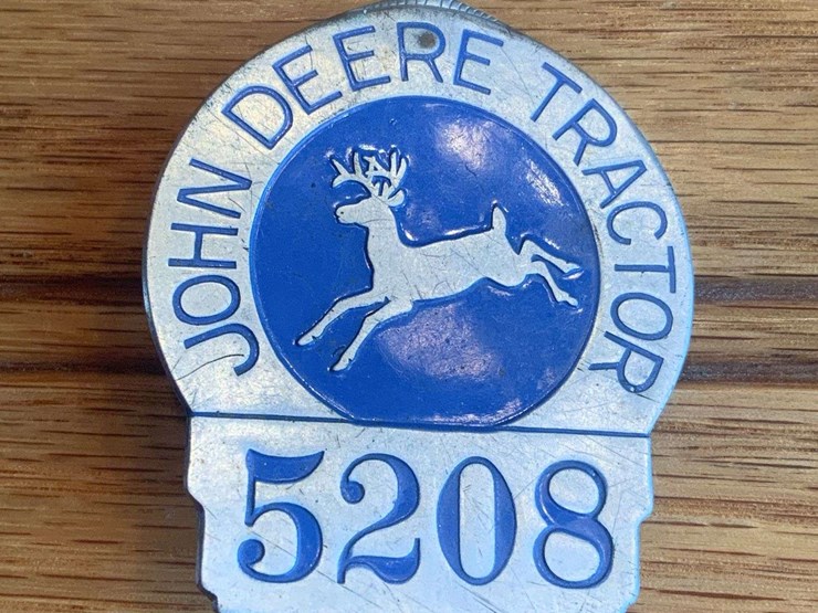 john-deere-tractor-employee-badge-image-1