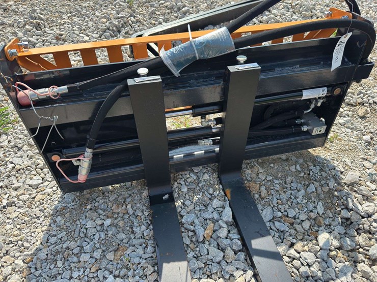 hydraulic-skid-steer-fork-attachment-image-3