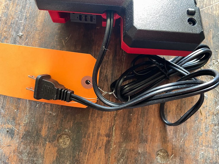 #10765-•-milwaukee-battery-charger-image-5