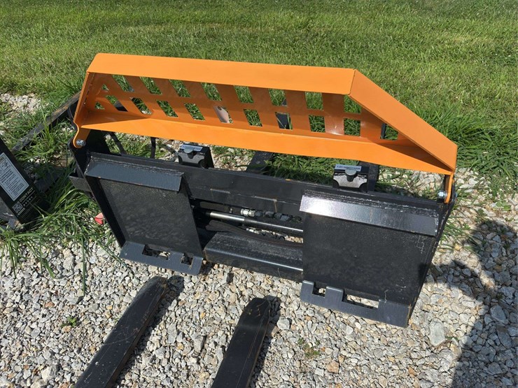 hydraulic-skid-steer-fork-attachment-image-4