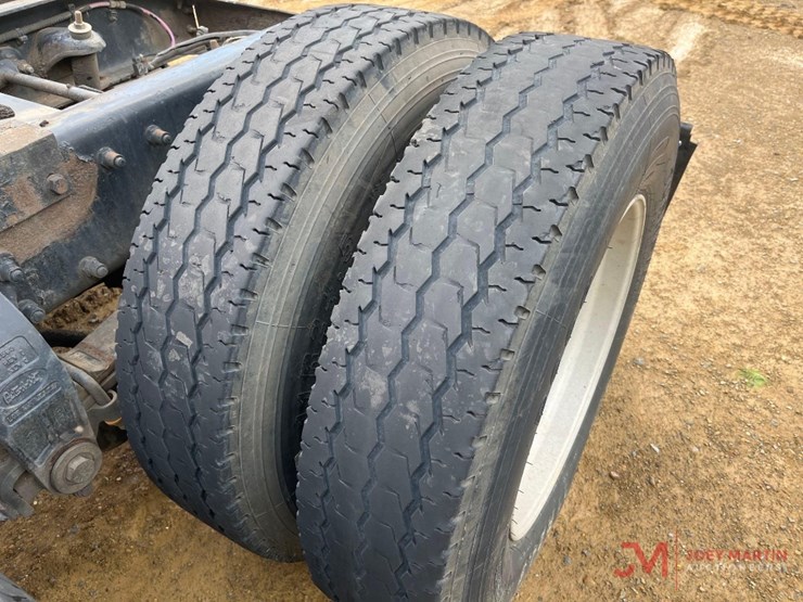2004-peterbilt-379-image-25