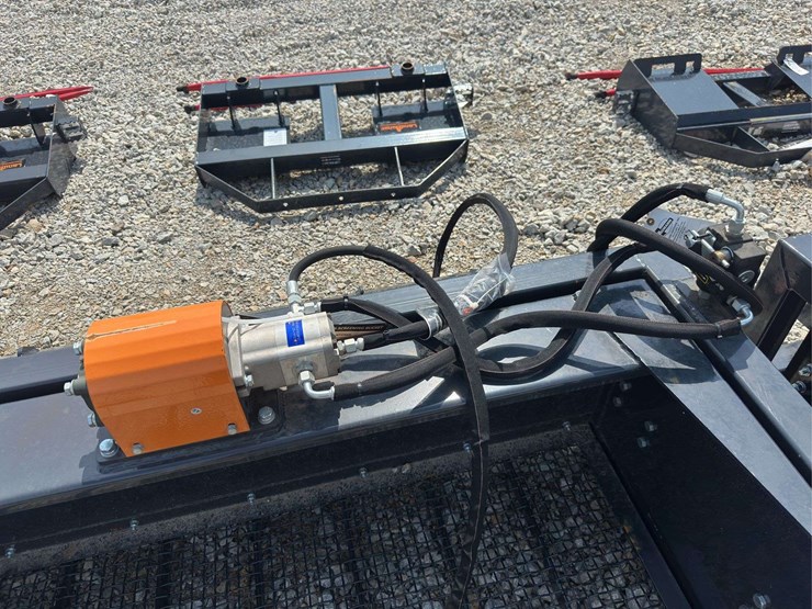 skid-steer-screening-bucket-attachment-image-4