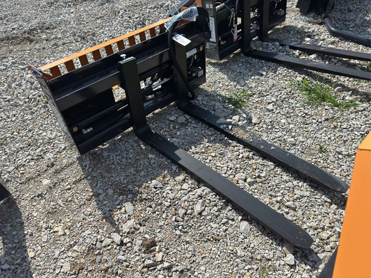 hydrualic-skid-steer-fork-attachment-image-1