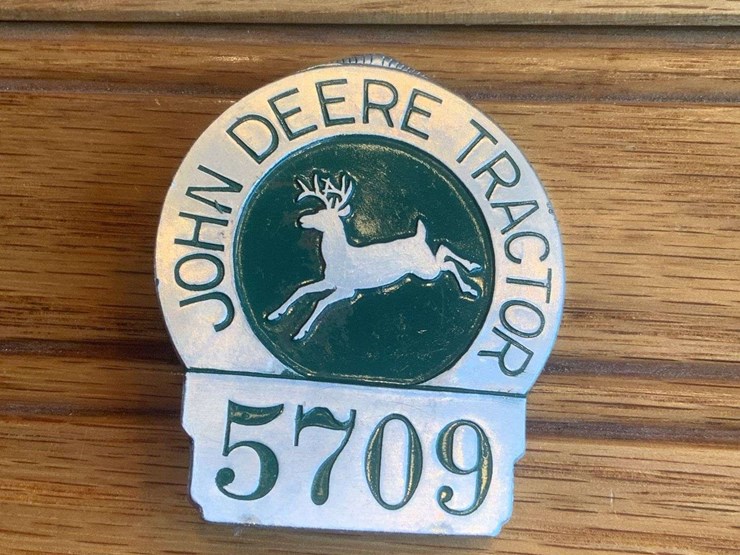 john-deere-tractor-employee-badge-image-1