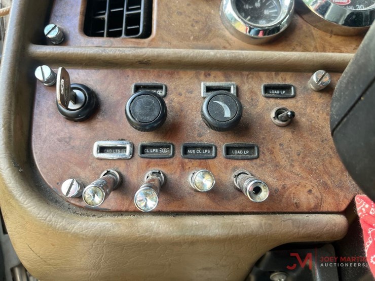 2004-peterbilt-379-image-15