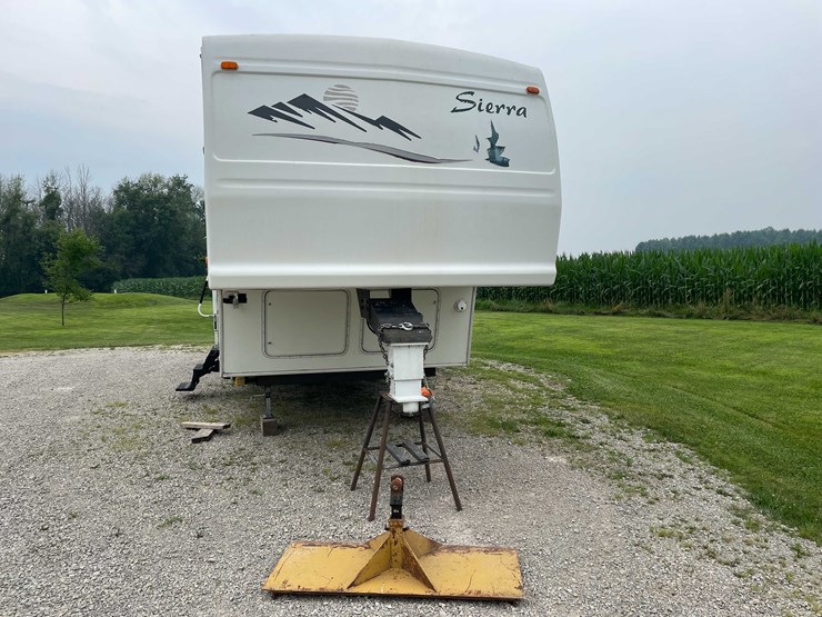 #8570-•-sierra-27'-gooseneck-camper-(has-wi-title)-image-2