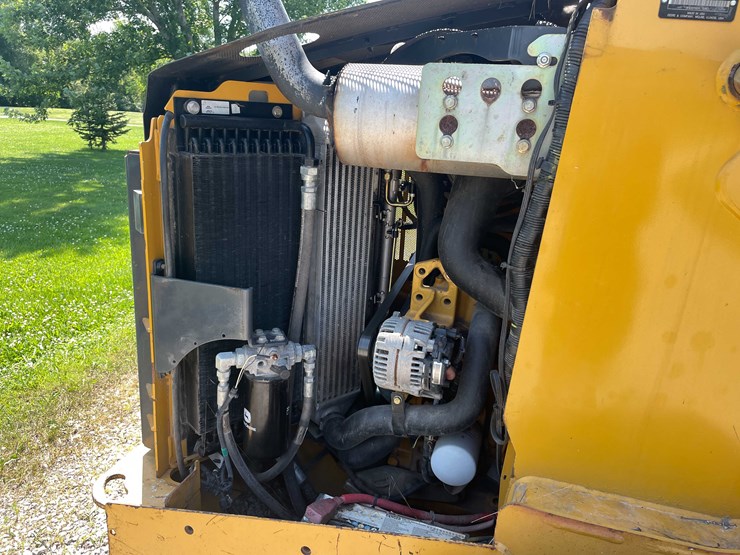 2012-deere-326d-image-30