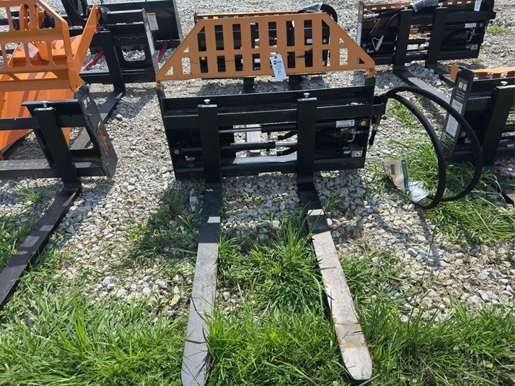 hydraulic-skid-steer-fork-attachment-image-1