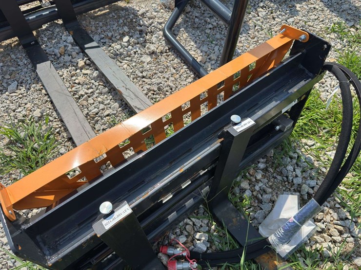 hydrualic-skid-steer-fork-attachment-image-2