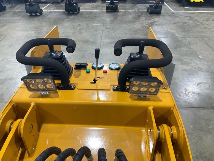 #1002-•-unused-irl30-mini-skid-steer-image-11