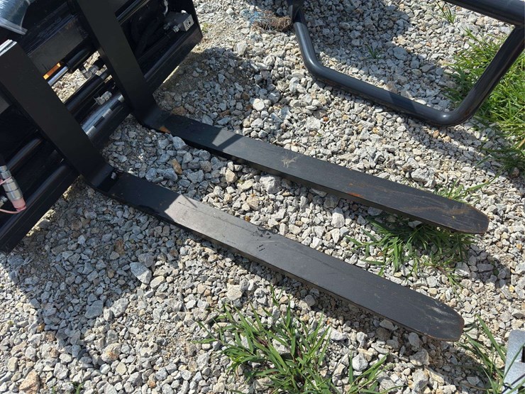 hydraulic-skid-steer-fork-attachment-image-2
