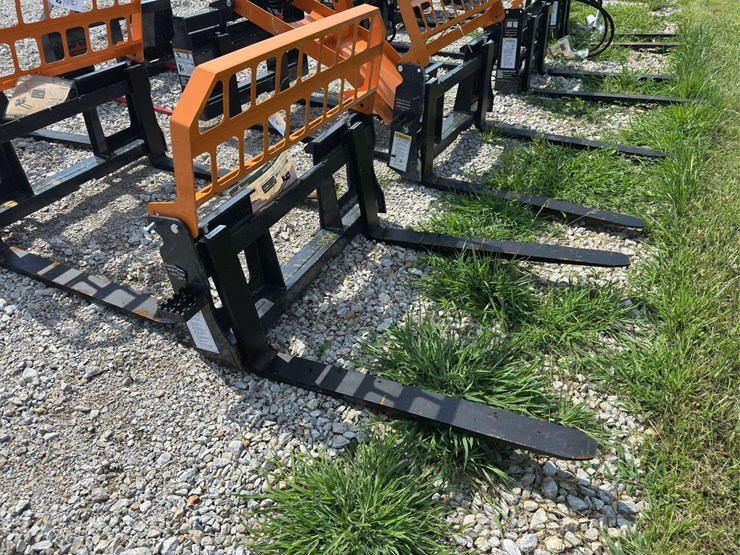 skid-steer-fork-attachment-image-1