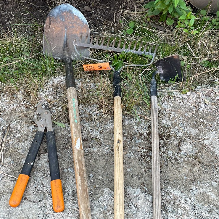 #8589 • (4) Gardening Tools