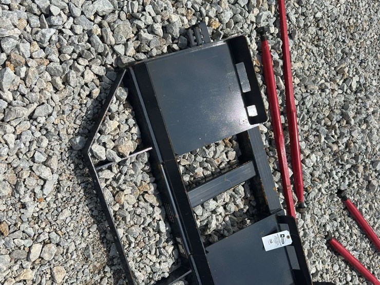 skid-steer-bale-spear-attachment-image-1
