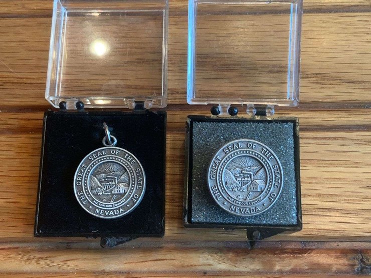 (2)-1980-john-deere-las-vegas-charm-+-pin-image-1