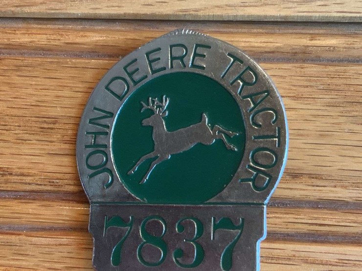 john-deere-tractor-employee-badge-image-1