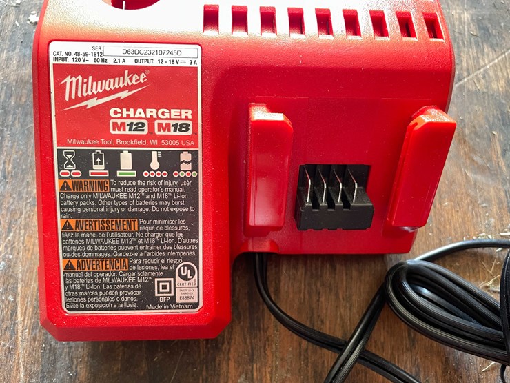 #10765-•-milwaukee-battery-charger-image-2