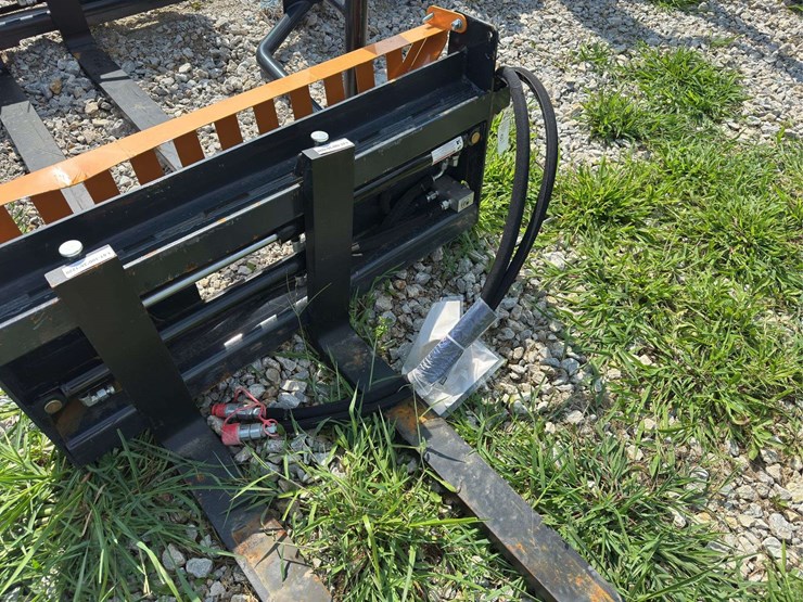 hydrualic-skid-steer-fork-attachment-image-3
