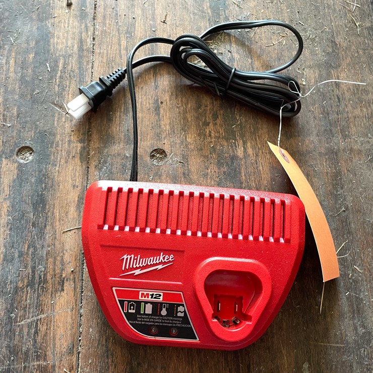 #10762 • Milwaukee Battery Charger