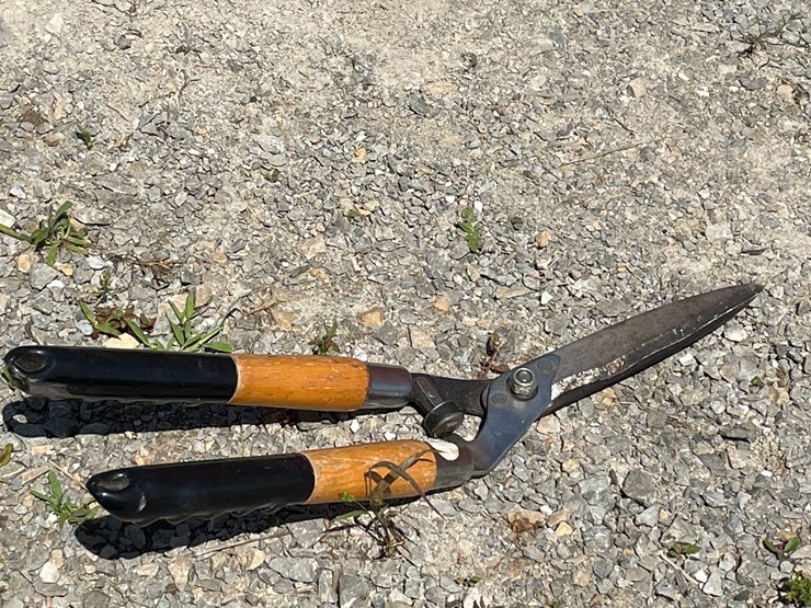 #8590-•-(4)-gardening-tools-image-3