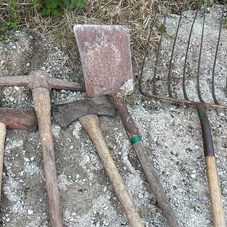 #8588 • (5) Gardening Tools
