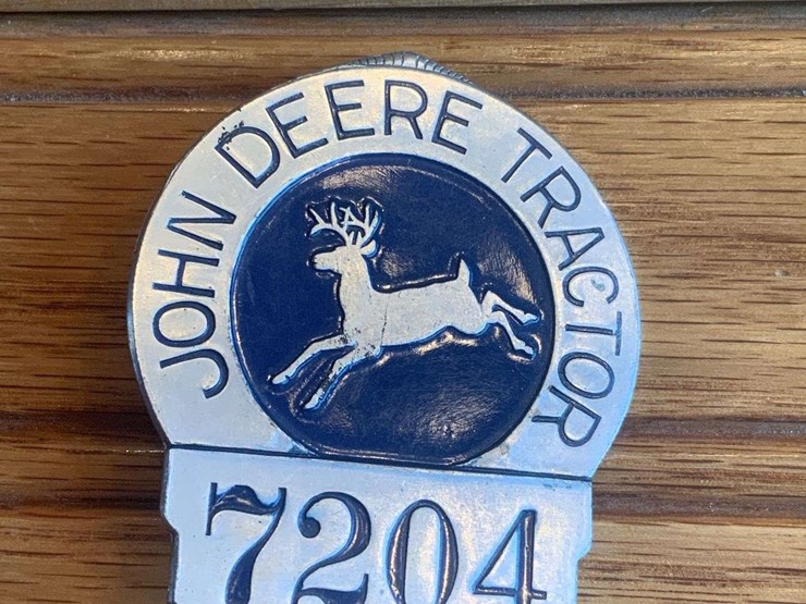 john-deere-tractor-employee-badge-image-1