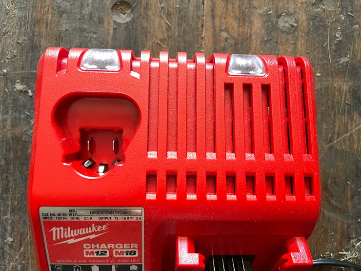 #10765-•-milwaukee-battery-charger-image-3