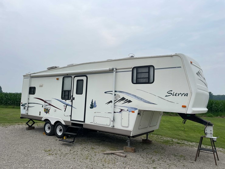 #8570-•-sierra-27'-gooseneck-camper-(has-wi-title)-image-1