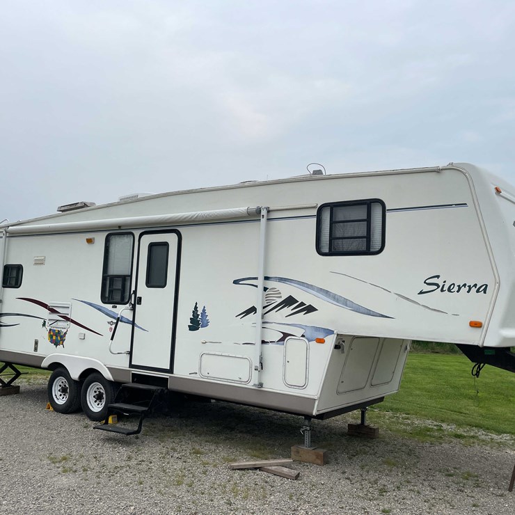 #8570 • Sierra 27' Gooseneck Camper (HAS WI TITLE)