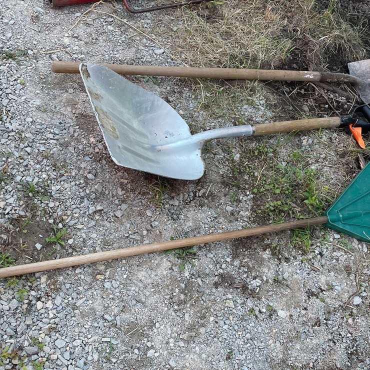 #8591 • (3) Gardening Tools