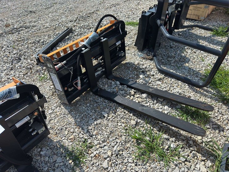 hydraulic-skid-steer-fork-attachment-image-1