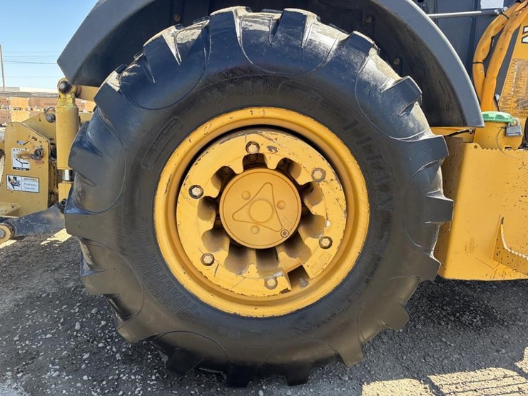 2014-deere-210k-image-27