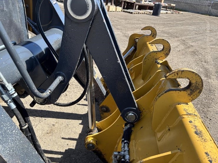 2021-deere-210l-image-14