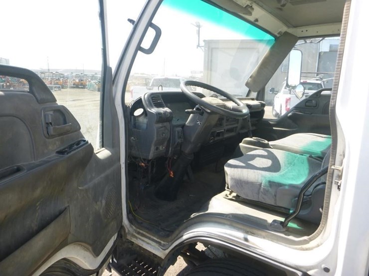 2005-isuzu-npr-image-11