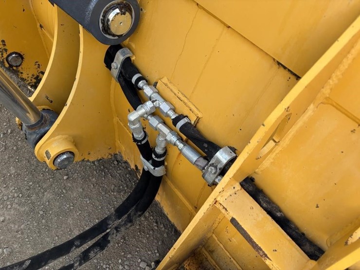 2020-deere-310l-ep-image-12