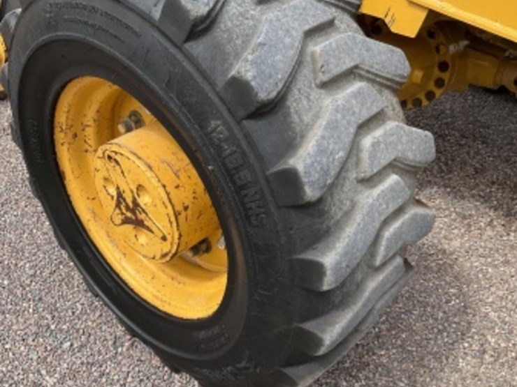 2016-deere-210l-image-10