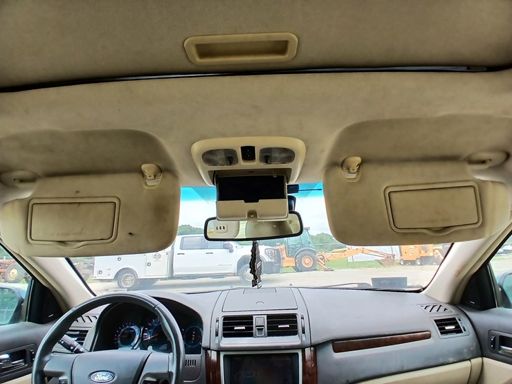 #20656-•-2012-ford-fusion-passenger-car-image-47