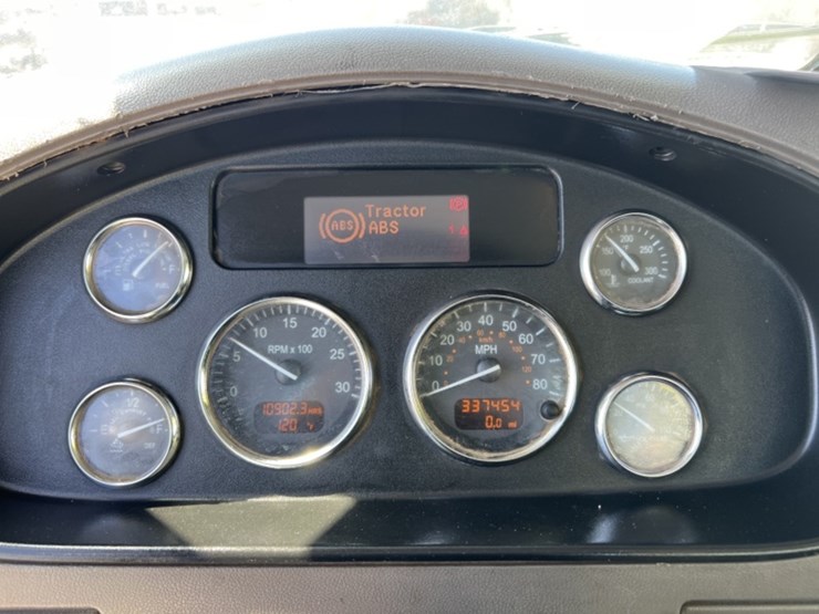 2011-peterbilt-337-image-26
