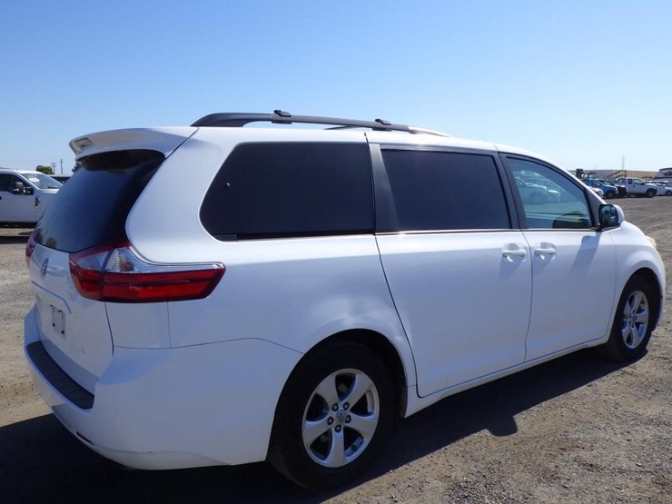 2018-toyota-sienna-image-3