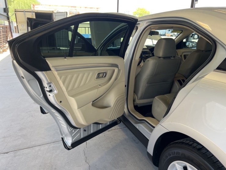 2013-ford-taurus-se-sdn-image-23