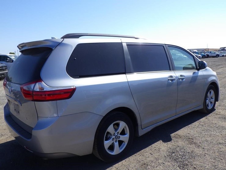 2018-toyota-sienna-image-3