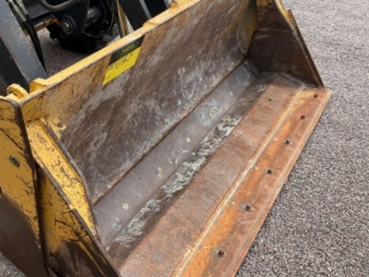 2016-deere-210l-image-16