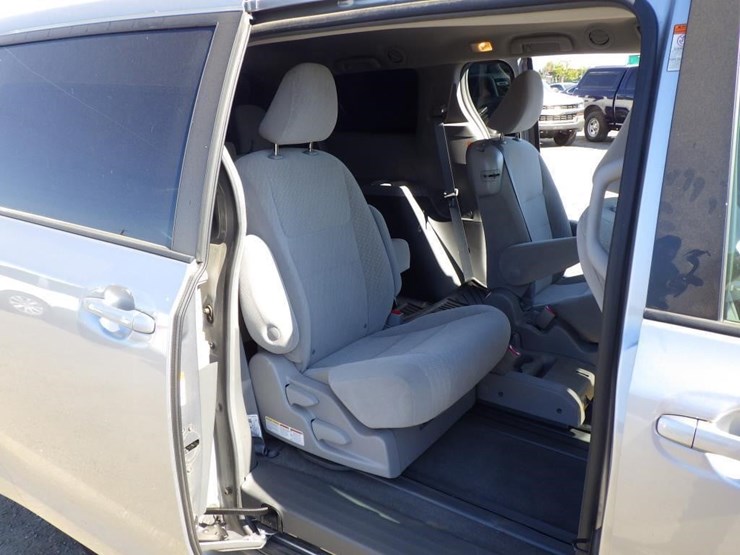 2018-toyota-sienna-image-8