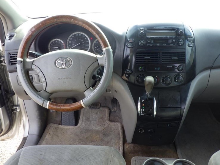 2005-toyota-sienna-image-9